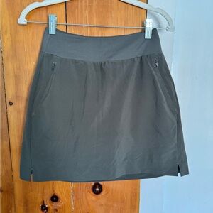 Athleta size 6 NWOT army green skirt, perfect for a day at the beach or tennis